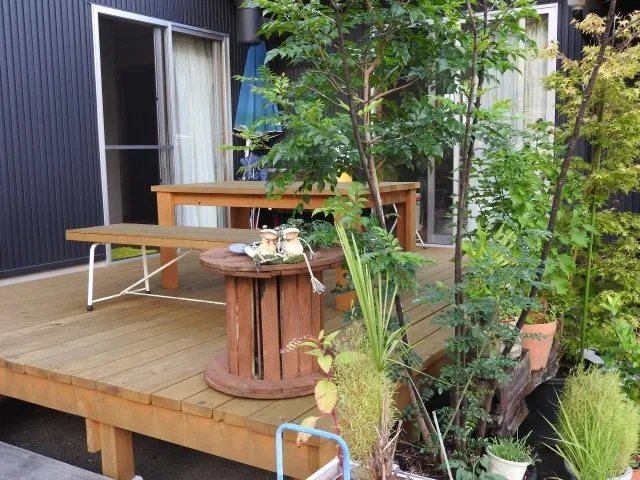 福島市でウッドデッキを新しく!天然木vs樹脂木どっちが正解?設置する前に知りたい失敗しない選び方